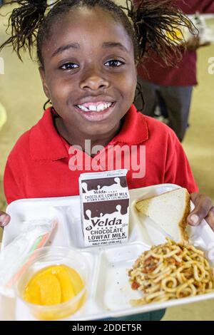 Miami Florida,Little Haiti Edison Park Elementary School,studenti Black girl caffetteria pranzo vassoio, Foto Stock