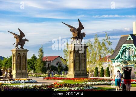 Khryashchevka, Russia, 16 luglio 2020, castello Garibaldi e grifoni sullo sfondo del cielo serale Foto Stock