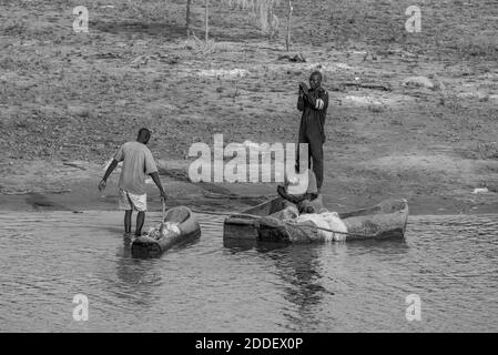 Pescatori sul fiume Luangwa, Zambia Foto Stock