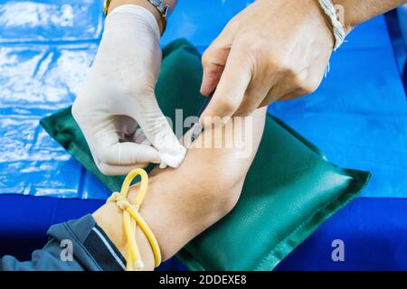 ago di iniezione medico sul braccio per prelevare il sangue per il test la siringa di messa a fuoco selettiva per la salute Foto Stock