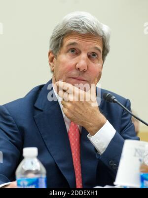 Il Segretario di Stato degli Stati Uniti John Kerry testimonia dinanzi alla commissione per gli affari esteri della Camera degli Stati Uniti riguardo alla strategia recentemente annunciata dal presidente sull’ISIS a Washington, D.C. giovedì 18 settembre 2014. L’audizione ha il titolo "la minaccia dell’ISIS: Valutare la risposta dell’amministrazione Obama". Credit: Ron Sachs / CNP /MediaPunch Foto Stock