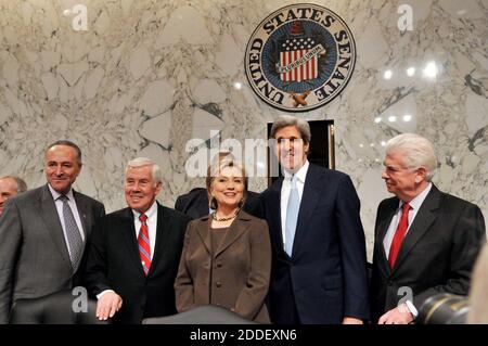 Washington, DC - 13 Gennaio 2009 -- senato degli Stati Uniti i rapporti con l'estero i membri del Comitato posano per una foto con gli Stati Uniti il senatore Hillary Rodham Clinton (Democratico di New York) prima di condurre un'audizione di conferma per la sua nomina a Segretario di Stato statunitense a Washington D.C. il Martedì, 13 gennaio 2009. Da sinistra a destra: Stati Uniti il senatore Chuck Schumer (Democratico di New York); Stati Uniti il senatore Richard Lugar (repubblicano di Indiana), classifica stati; il senatore Clinton; negli Stati Uniti il senatore John Kerry (democratico del Massachusetts), Presidente; e Stati Uniti Sena Foto Stock