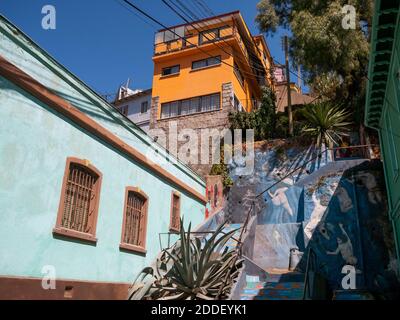 Colorato quartiere in Valparaiso Cile Foto Stock