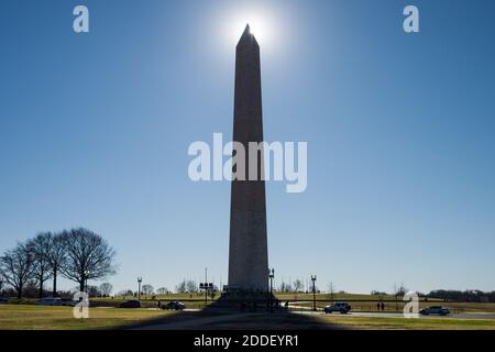 Il Monumento a Washington e il sole getta un' ombra su un cielo blu chiaro giorno Foto Stock