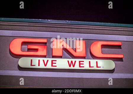 Augusta, GA USA - 11 22 20: Segno di costruzione del GNC di notte Foto Stock