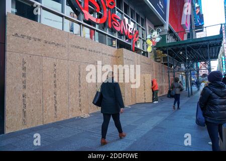 NEW YORK, NY - 2 NOVEMBRE: Il fronte del negozio Disney a Times Square è salito in anticipo sul saccheggio in risposta ai risultati delle elezioni presidenziali. S Foto Stock