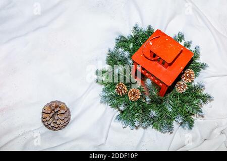 Corona di Natale e torcia rossa su sfondo bianco riunione concettuale, auguri felice anno nuovo. Foto di alta qualità Foto Stock