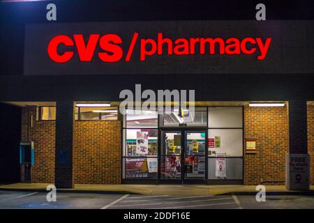 Augusta, GA USA - 11 22 20: CVS Farmacia negozio al dettaglio di notte Foto Stock