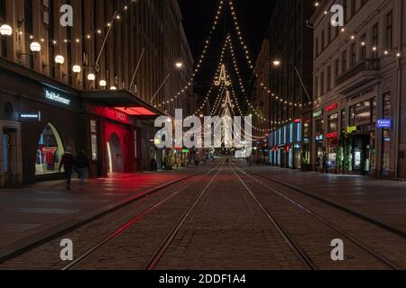 Helsinki, Finlandia 22 novembre 2020 la via Aleksanterinkatu è decorata per Natale. Foto di notte. Esposizione lunga. Foto di alta qualità Foto Stock