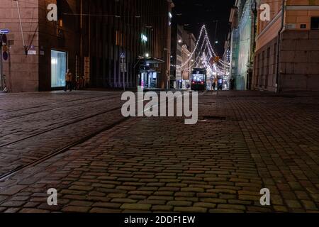 Helsinki, Finlandia 22 novembre 2020 la via Aleksanterinkatu è decorata per Natale. Foto di notte. Esposizione lunga. Foto di alta qualità Foto Stock