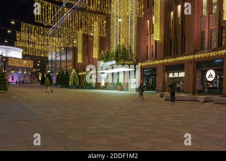 Helsinki, Finlandia 22 novembre 2020 la via Aleksanterinkatu è decorata per Natale. Foto di notte. Esposizione lunga. Foto di alta qualità Foto Stock