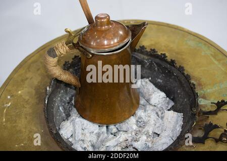 Il caffè turco pentole di metallo in uno stile tradizionale Foto Stock