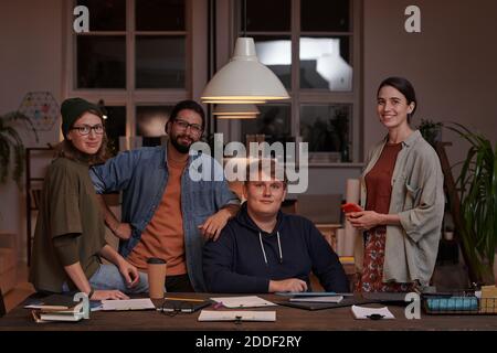 Ritratto di un gruppo di uomini d'affari che guarda la fotocamera mentre lavorare in squadra Foto Stock