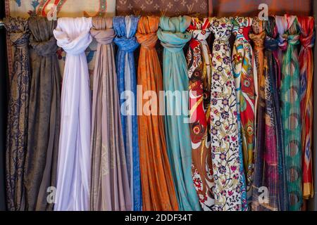 Pila di bright multi-colore di pezzi di tessuto in un bazar Foto Stock