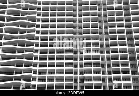 Moderno e contemporaneo edificio di appartamenti con linee curve a contrasto e rettilinee orizzontali. Foto Stock