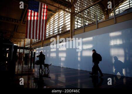 Arlington, Stati Uniti. 24 Nov 2020. I viaggiatori sono visti all'aeroporto nazionale di Regan ad Arlington, Virginia, Stati Uniti, 24 novembre 2020. Milioni di americani stanno viaggiando per la festa del Ringraziamento, ignorando i consigli dei Centri statunitensi per il controllo e la prevenzione delle malattie (CDC) e degli esperti sanitari di rimanere a casa. Credit: Ting Shen/Xinhua/Alamy Live News Foto Stock