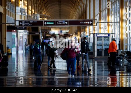 Arlington, Stati Uniti. 24 Nov 2020. I viaggiatori che indossano maschere facciali si trovano all'aeroporto nazionale di Regan ad Arlington, Virginia, Stati Uniti, 24 novembre 2020. Milioni di americani stanno viaggiando per la festa del Ringraziamento, ignorando i consigli dei Centri statunitensi per il controllo e la prevenzione delle malattie (CDC) e degli esperti sanitari di rimanere a casa. Credit: Ting Shen/Xinhua/Alamy Live News Foto Stock