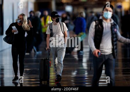 Arlington, Stati Uniti. 24 Nov 2020. I viaggiatori che indossano maschere facciali si trovano all'aeroporto nazionale di Regan ad Arlington, Virginia, Stati Uniti, 24 novembre 2020. Milioni di americani stanno viaggiando per la festa del Ringraziamento, ignorando i consigli dei Centri statunitensi per il controllo e la prevenzione delle malattie (CDC) e degli esperti sanitari di rimanere a casa. Credit: Ting Shen/Xinhua/Alamy Live News Foto Stock