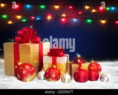 Giochetti di vetro rosso natalizio, scatole regalo dorate con archi su uno sfondo di mattoni scuri con luci di natale multicolore luminose. Spazio libero per Foto Stock