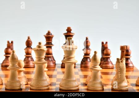 I pezzi di scacchi posti sulla scacchiera di legno Foto Stock