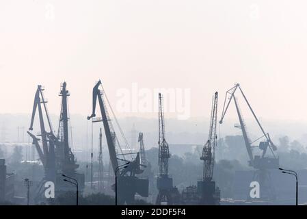 Inquinamento atmosferico presso il molo. Cattiva qualità dell'aria riempita con polvere provoca delle malattie respiratorie. Il riscaldamento globale da inquinamento atmosferico problema. P ambientale Foto Stock