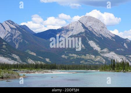una vista di montagna con fresche acque glaciali. Foto Stock