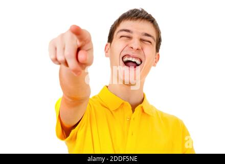 Cheerful Young Man che indica e Laughing sullo sfondo bianco primo piano Foto Stock