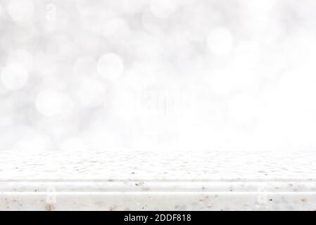 Piano di appoggio in pietra su fondo bianco bokeh - può essere utilizzato per la visualizzazione o il montaggio dei prodotti sulla parte superiore Foto Stock