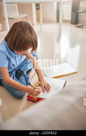 Capretto che fa il suo la cosa migliore mentre imparando scrivere Foto Stock