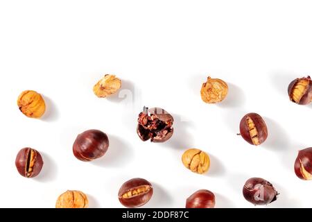 Castagne, girate dall'alto su uno sfondo bianco con un posto per il testo Foto Stock