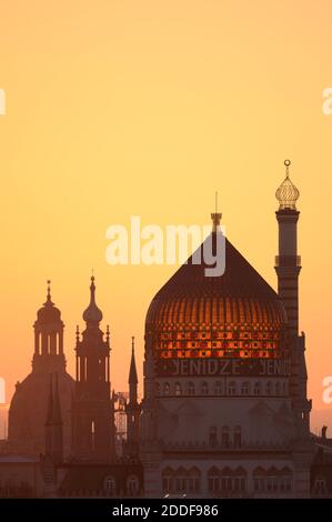 Dresda, Germania. 25 Nov 2020. La Frauenkirche (l-r), la Chiesa cattolica della Corte e l'ex fabbrica della fabbrica di sigarette Yenidze sono saguillati contro il cielo all'alba. Credit: Sebastian Kahnert/dpa-Zentralbild/dpa/Alamy Live News Foto Stock