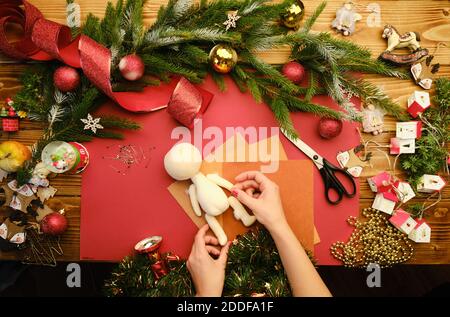 Creare bambola regalo di Natale per i bambini. Vista in primo piano di una bambola realizzata a mano con messa a fuoco selettiva degli accessori Foto Stock