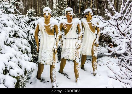 Sculture dell'artista autodidatta Veijo Ronkkonen. Paesaggio invernale a Patsaspuisto (foresta mistica). Koitsanlahti, Parikkala, Finlandia. Foto Stock