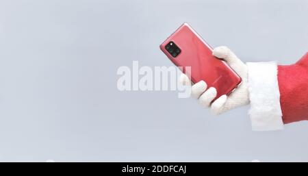 babbo natale con uno smartphone come regalo per le feste. Telefono Samsung A31 di colore rosso. Chiama santa Concept. Copia spazio per testo. Strezhevoy, Russia, 23 novembre 2020. Foto Stock