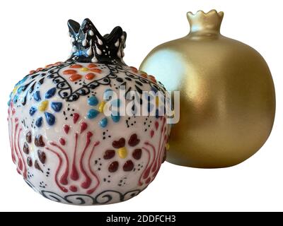 Melograno frutta decorativa trinket oro e rosso colorato isolato su sfondo bianco. Vetro di arte di fiore. Frutto fortunato della ricchezza e della prosperità. Foto Stock