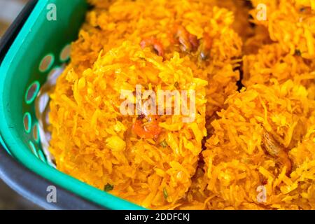 Un cestino di frittelle di gamberi localmente chiamate okoy venduto da un venditore a Iloilo, Filippine Foto Stock