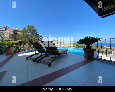 Villa estiva con splendida piscina a sfioro e splendida vista panoramica sul mare in un giardino privato isolato. Un'idea di vacanza romantica per coppie solarium. Foto Stock