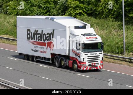 Logistica Buffaload Scania R-SRS L-Class; autostrada pesante di merci alla rinfusa camion di consegna trasporti, autocarro, trasporto, carrello, cargo speciale, veicolo, consegna, trasporti, industria, merci sulla M6 a Lancaster, Foto Stock