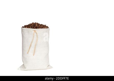 I chicchi di caffè si mescolano in un sacchetto di lino con lacci isolati su sfondo bianco. Foto Stock