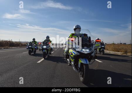 (201125) -- TIANJIN, 25 novembre 2020 (Xinhua) -- Zhao Canwen (fronte) si allena con i suoi compagni di squadra in una formazione di 5 unità in un campo di addestramento nel comune di Tianjin della Cina settentrionale, 23 novembre 2020. Zhao Canwen, 29 anni, è vice capo delle guardie motociclistiche sotto il Tianjin Municipal Traffic Management Bureau. Un amico umoroso per la maggior parte dei suoi colleghi, Zhao diventa serio in nessun tempo una volta che appare al campo di allenamento. Prima di trasformarsi in un poliziotto sette anni fa, Zhao ha lavorato per un'azienda straniera investita dopo la laurea con una laurea in ingegneria del software. È capitato di leggere un reclutamento Foto Stock