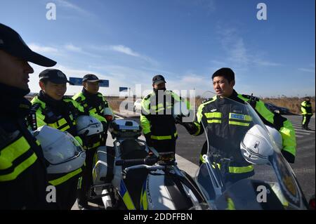 (201125) -- TIANJIN, 25 novembre 2020 (Xinhua) -- Zhao Canwen (R) condivide la sua esperienza con i suoi compagni di squadra in un campo di allenamento nel comune di Tianjin, nel nord della Cina, il 23 novembre 2020. Zhao Canwen, 29 anni, è vice capo delle guardie motociclistiche sotto il Tianjin Municipal Traffic Management Bureau. Un amico umoroso per la maggior parte dei suoi colleghi, Zhao diventa serio in nessun tempo una volta che appare al campo di allenamento. Prima di trasformarsi in un poliziotto sette anni fa, Zhao ha lavorato per un'azienda straniera investita dopo la laurea con una laurea in ingegneria del software. È capitato di leggere un messaggio di reclutamento f Foto Stock