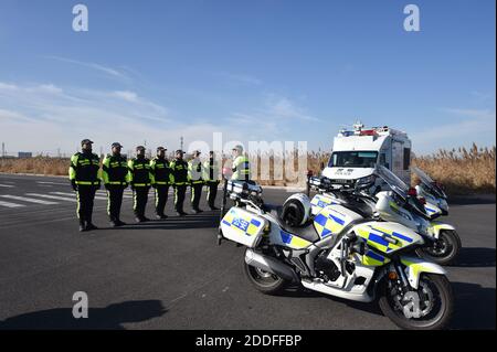 (201125) -- TIANJIN, 25 novembre 2020 (Xinhua) -- Zhao Canwen (R) spiega la routine quotidiana di formazione ai suoi compagni di squadra in un campo di allenamento nel comune di Tianjin, nel nord della Cina, 23 novembre 2020. Zhao Canwen, 29 anni, è vice capo delle guardie motociclistiche sotto il Tianjin Municipal Traffic Management Bureau. Un amico umoroso per la maggior parte dei suoi colleghi, Zhao diventa serio in nessun tempo una volta che appare al campo di allenamento. Prima di trasformarsi in un poliziotto sette anni fa, Zhao ha lavorato per un'azienda straniera investita dopo la laurea con una laurea in ingegneria del software. È capitato di leggere un recru Foto Stock