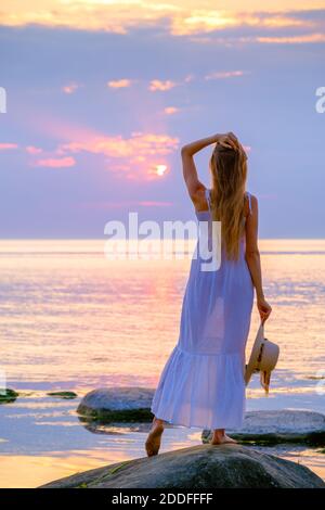 Donna sottile in abito estivo al mare Foto Stock