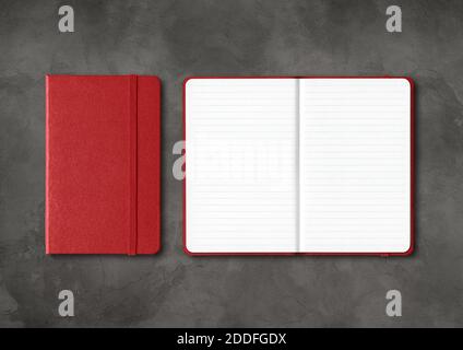 Nero rosso chiuso e aperto foderato notebook mockup isolato su fondo nero in cemento Foto Stock