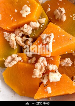 Primo piano dolce tradizionale turco preparato con zucca bollita, noci e zucchero Foto Stock