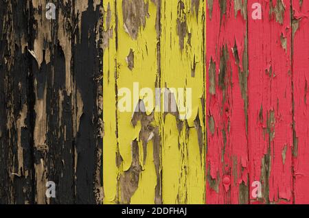 Bandiera del Belgio su un muro di legno intemperie Foto Stock