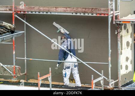 Cantiere, isolamento termico, isolamento esterno, isolamento della facciata, facciata isolata di un nuovo edificio intonacato, Foto Stock