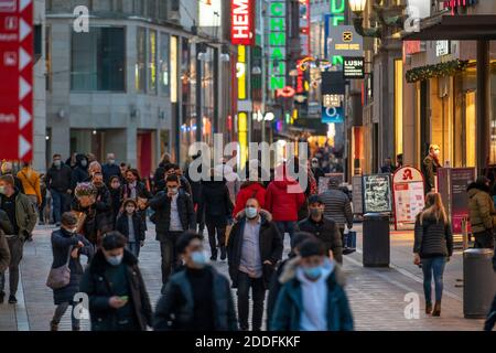 Via dello shopping Westenhellweg, via dello shopping, zona pedonale, piena, shopping per molte persone, maschere obbligatorie, durante il secondo blocco nel Coron Foto Stock