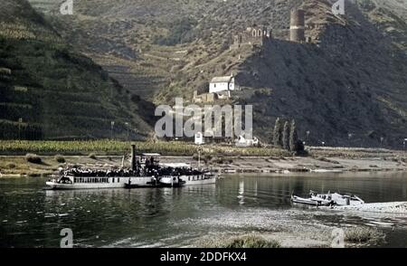 Die Burg Bischofstein an der Mosel zwischen Moselkern und Hatzenport, Deutschland 1930er Jahre. Burg Bischofstein castello sul fiume Mosella tra Moselkern e Hatzenport, Germania 1930s. Foto Stock