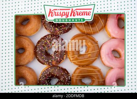 Una scatola di ciambelle Krispy Kreme in un negozio Tesco Extra a Wisbech, Cambridgeshire. Cambridgeshire Police ufficiale Simon Read sta affrontando le spese di tentativo di acquistare una scatola di £9.95 di 12 ciambelle Krispy Kreme per sette pence attaccando un codice a barre per le carote su di loro e passando attraverso un checkout self-service al negozio Tesco Extra. Foto Stock